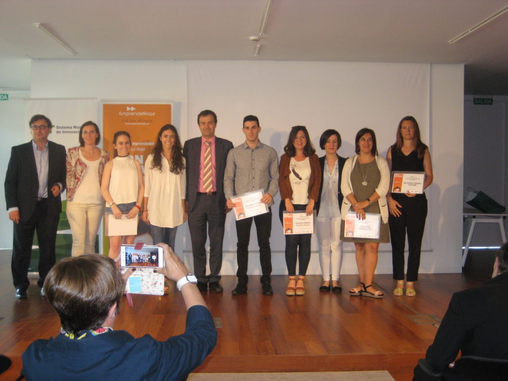 Foto de todos los premiados en la VIII Olimpiada de emprendedores 2016 junto a los miembros del jurado.