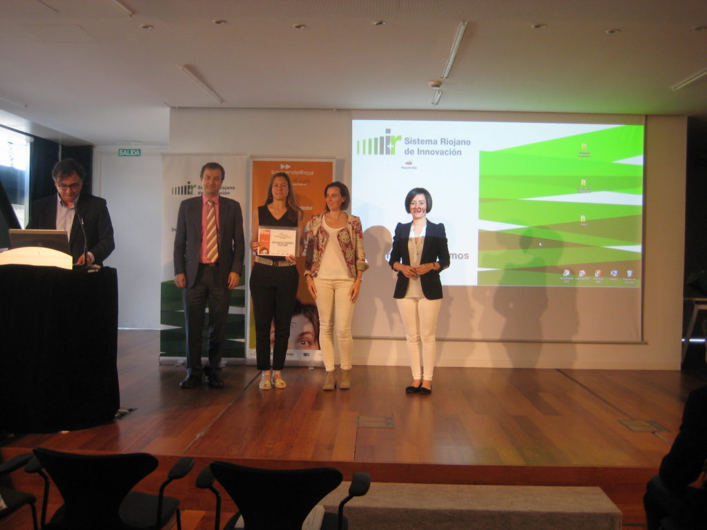 Ana Ochoa recoge el 2º premio al mejor tutor de Laura Peña. VIII olimpiada de Emprendedores.