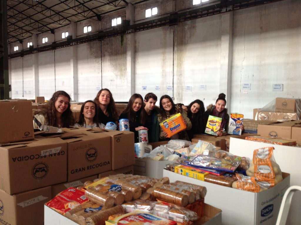 Entrega de alimentos en el Banco de Alimentos.