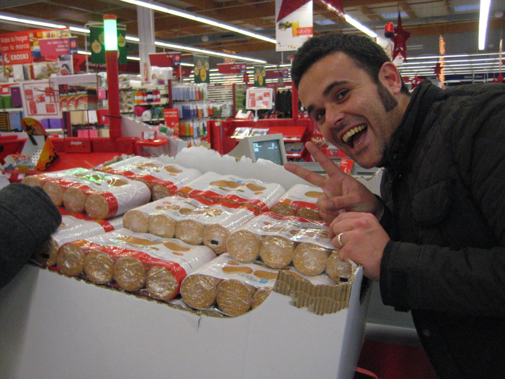 Campaña del kilo 2016 Eduardo en el supermercado.