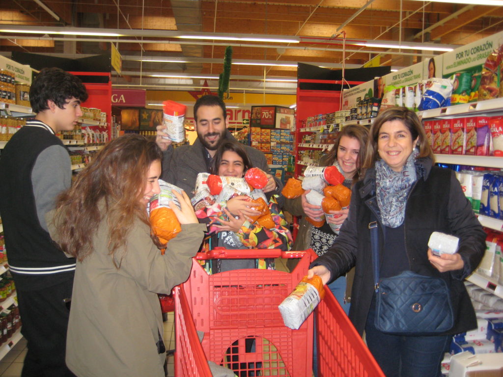 Alejandro y Mª Jesús Ruíz en el supermercado