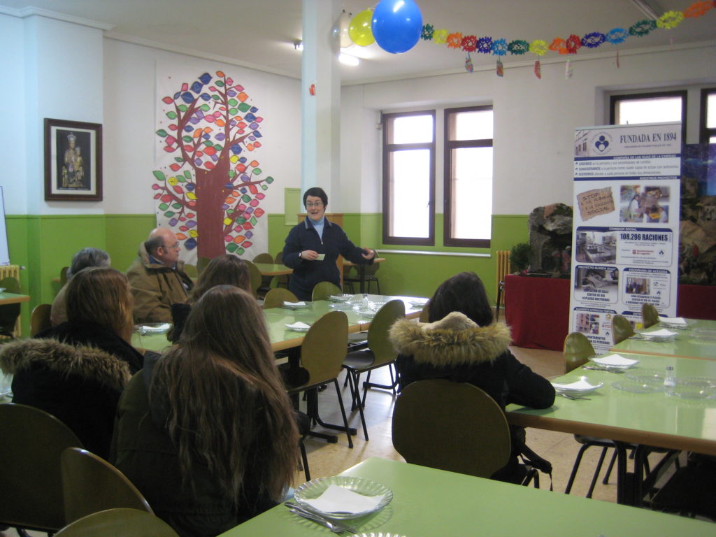 Entrega de alimentos en la Cocina Económica.