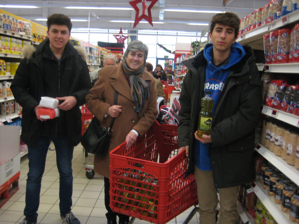 Mª Carmen Muruzábal en el supermercado.