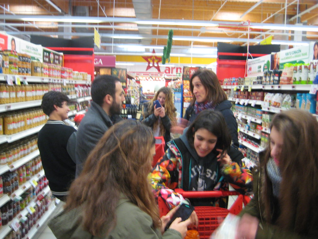 Campaña del kilo Alejandro y Laura en el supermercado