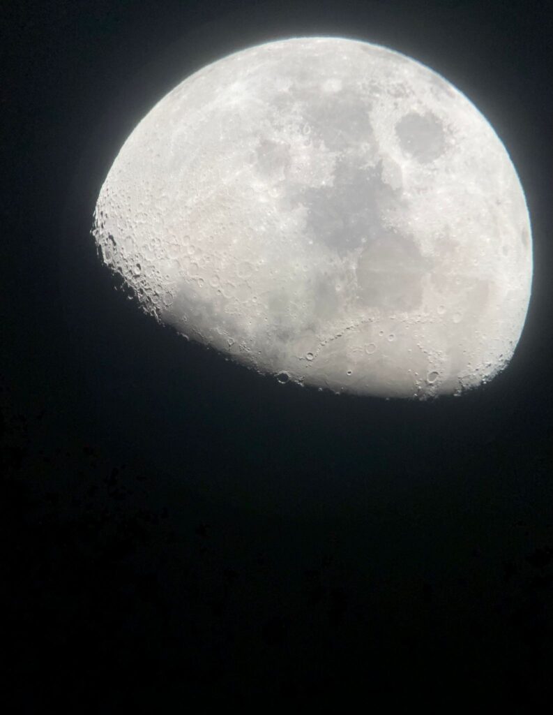 la luna vista desde el Bachillerato Santa María 2 de diciembre de 2022.