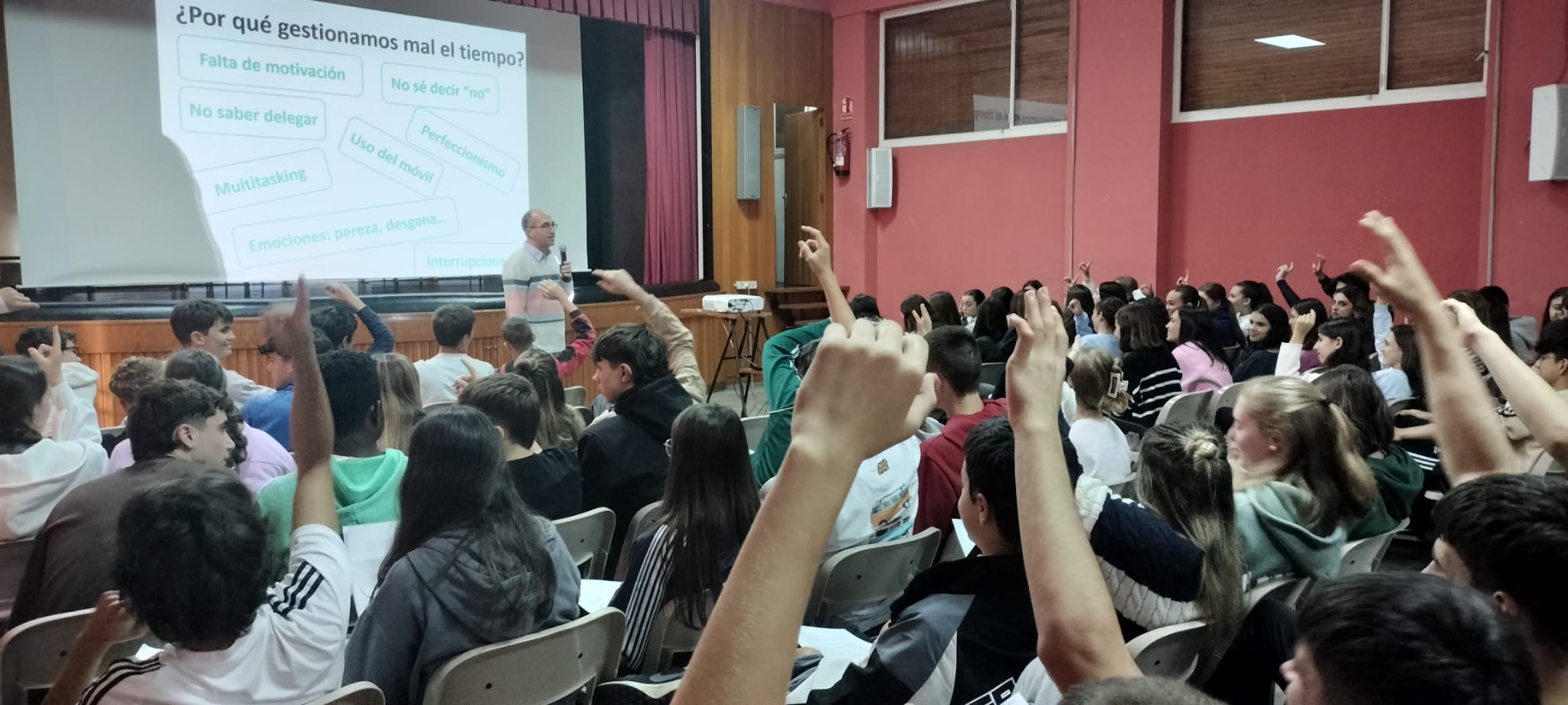 Alumnos de primero en la charla Gestión del tiempo. Clic en la foto para ver más.