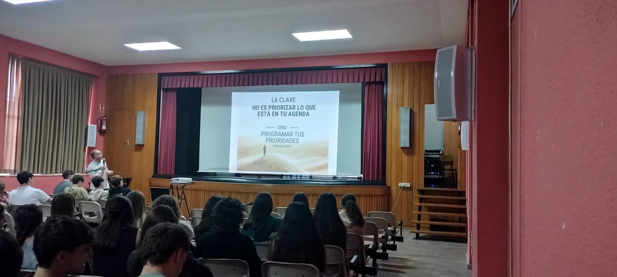 Alumnos de segundo en la charla Stop-stress